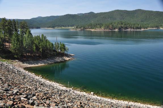 A linda paisagem de uma estrada cênica no norte de Black Hills, em South Dakota, nos Estados Unidos